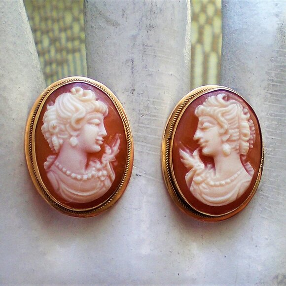 Vintage Italy Solid 18K 750 Yellow Gold Carved Shell Cameo Pierced Earrings 18kt